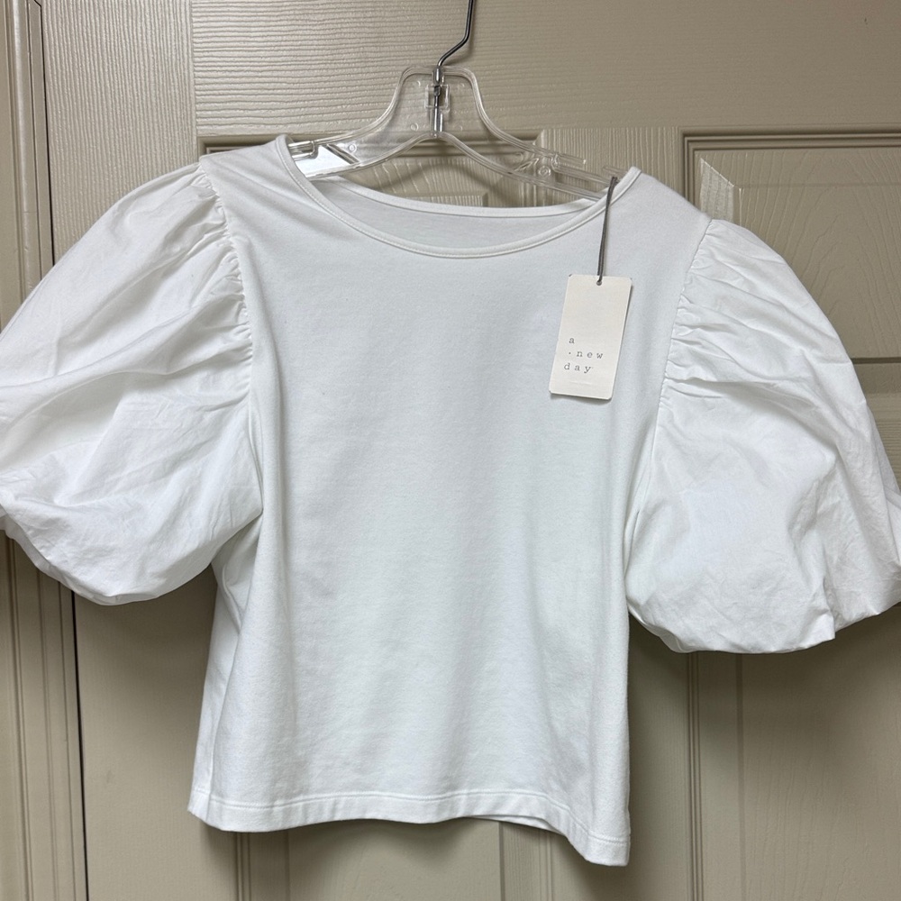 NWT. White puff sleeve top